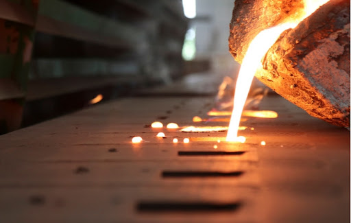 smeltet metal hældes i en form, der er et skridt i metalgenvindingsprocessen